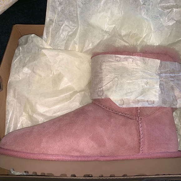 NEW UGG LOW BOOTS WOMANS 8 SEND OFFERS - Picture 2 of 3